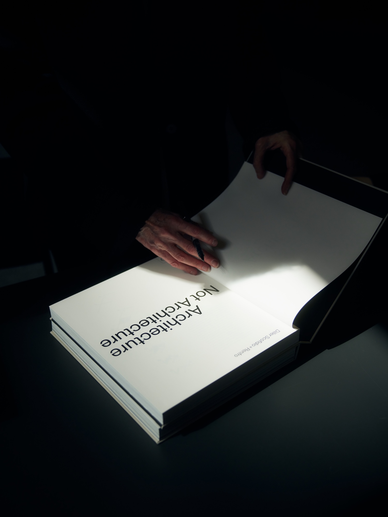 Elizabeth Diller signiert Architecture Not Architecture